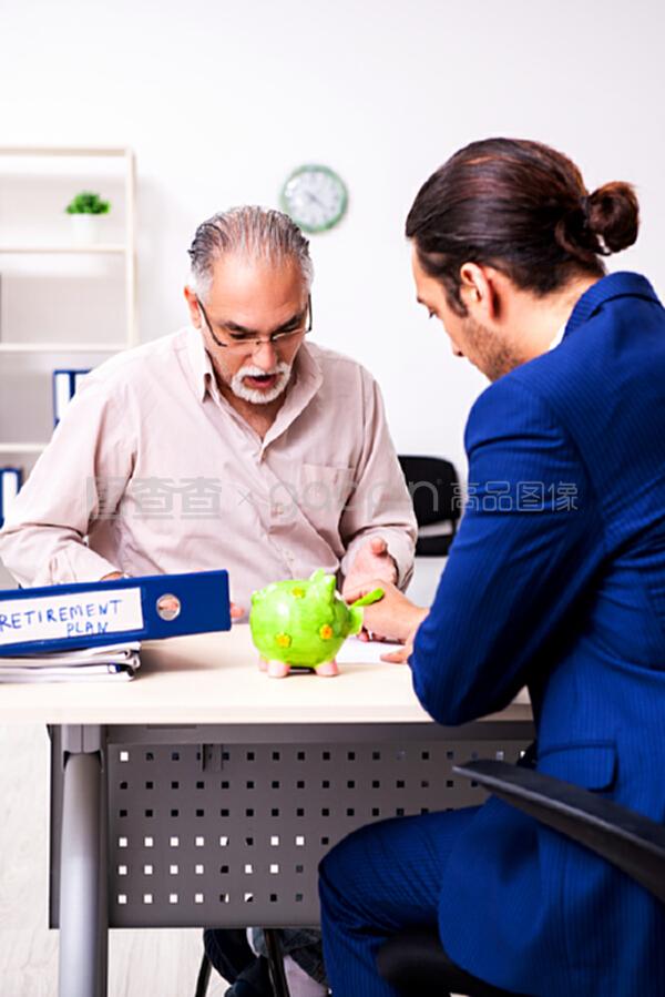 給老人提退休建議的財務顧問;給老人提退休建議的財務顧問