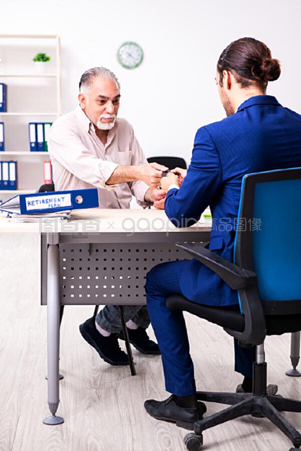 給老人提退休建議的財(cái)務(wù)顧問(wèn) 專(zhuān)業(yè)財(cái)務(wù)咨詢的關(guān)鍵角色